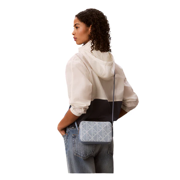 BOLSO CALVIN KLEIN EMBLEM AOP DENIM MUJER - Image 2