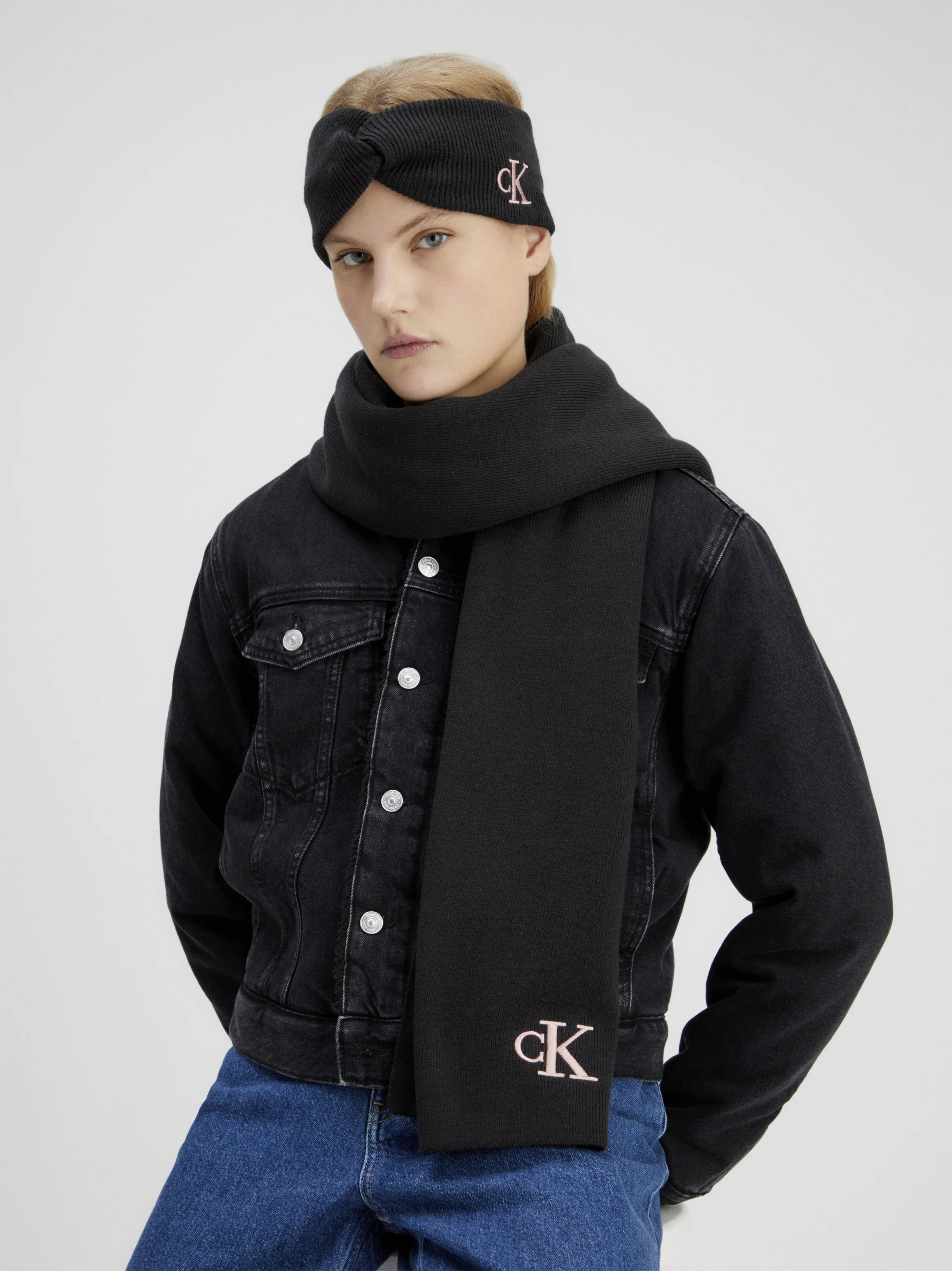 BUFANDA CALVIN KLEIN MONOGRAM MUJER
