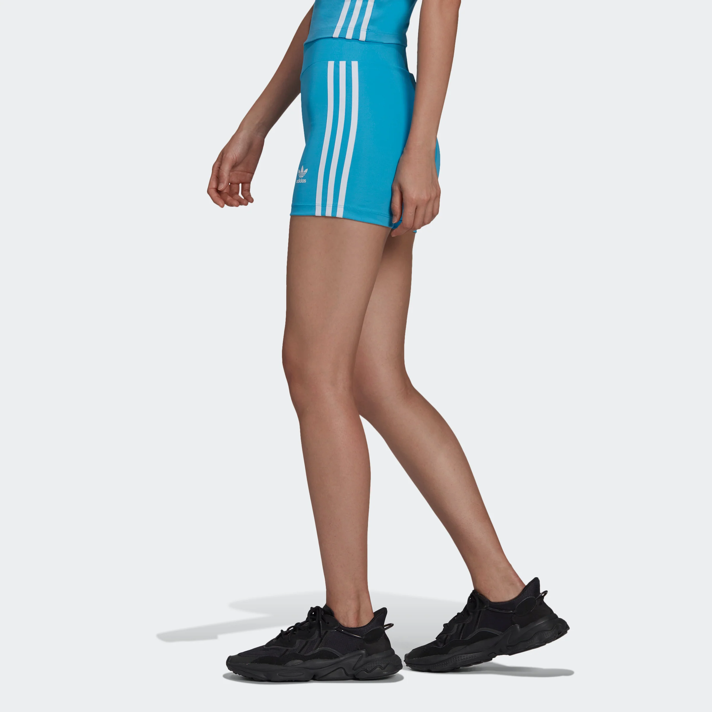 PANTALON ADIDAS CORTO  MUJER - Image 3